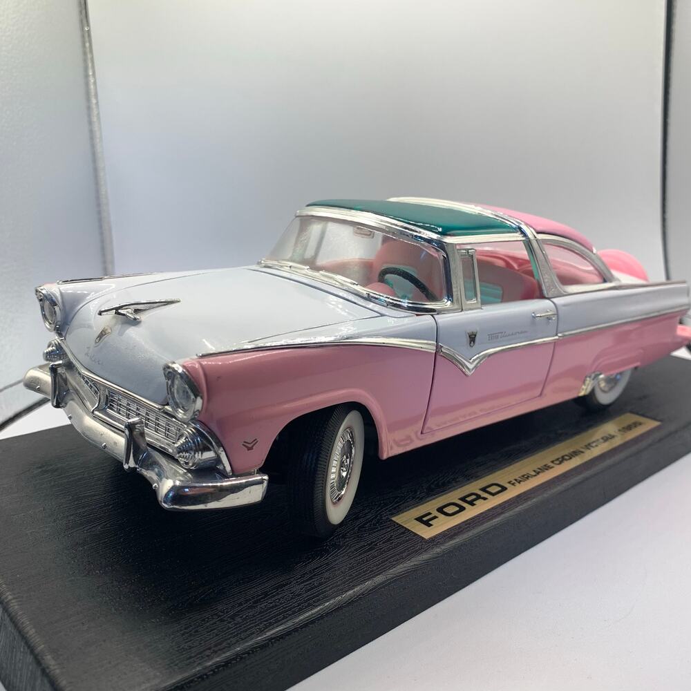 1:18 Road Signature 1955 Ford Fairlane Crown Victoria Pink White Diecast Box